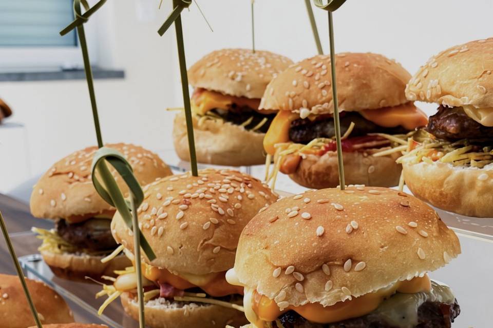 Mini hambúrguer.