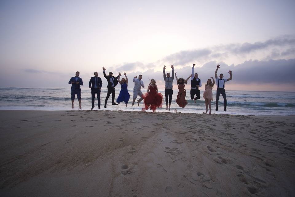 Noivos, amigos na praia