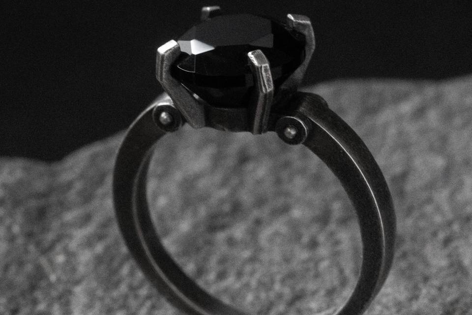 Engagement ring with onyx