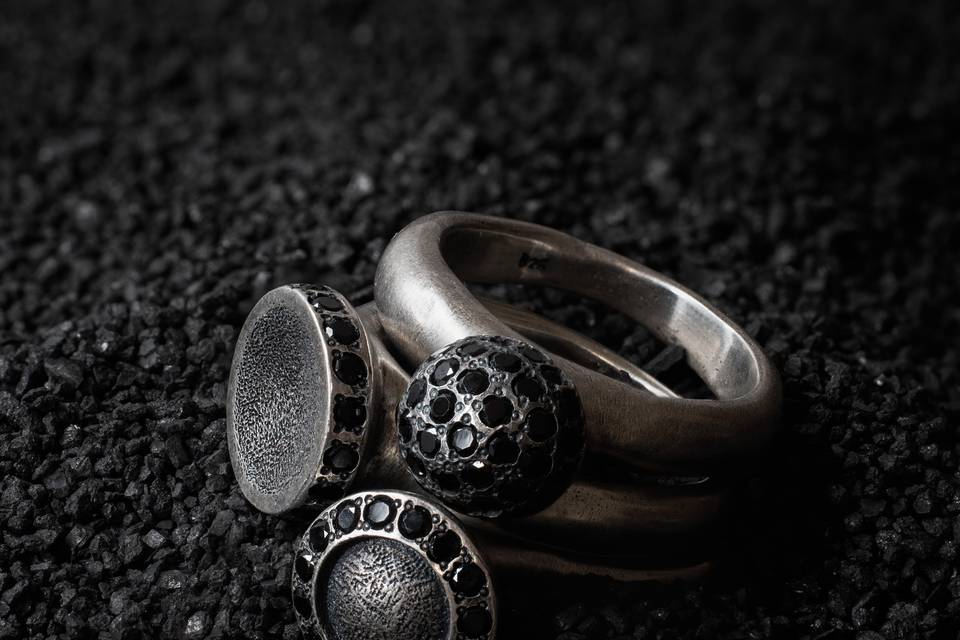 Rings with black spinel