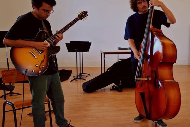 Guitarra e contrabaixo