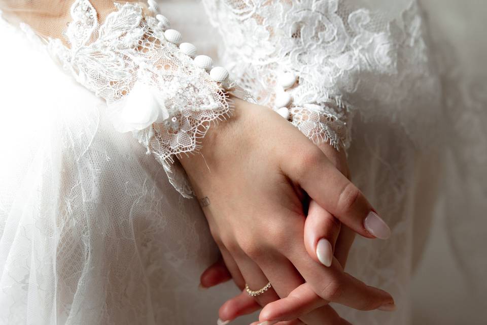 Vestido em renda com luvas