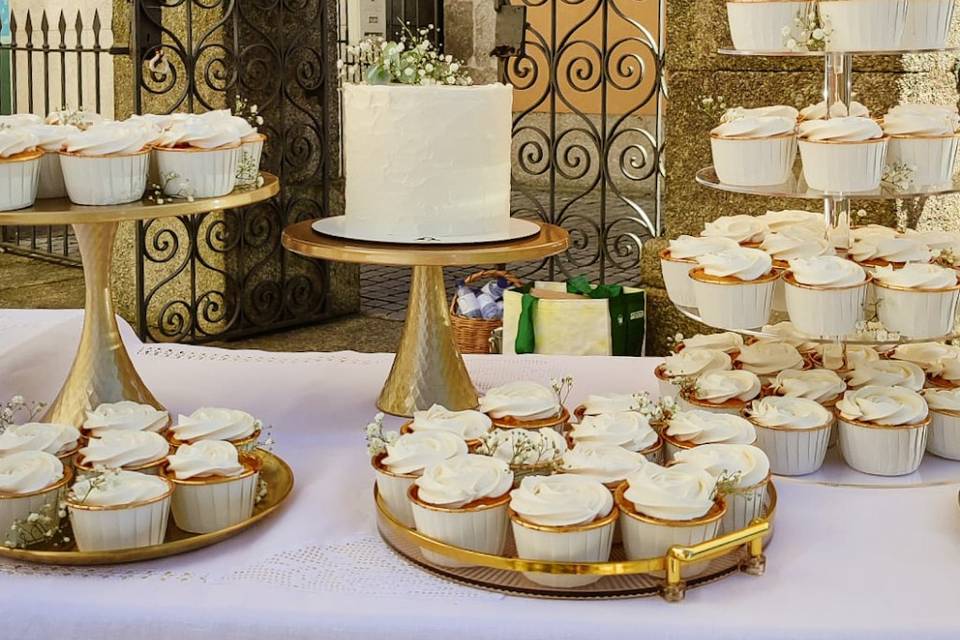 Bolo de casamento e cupcakes