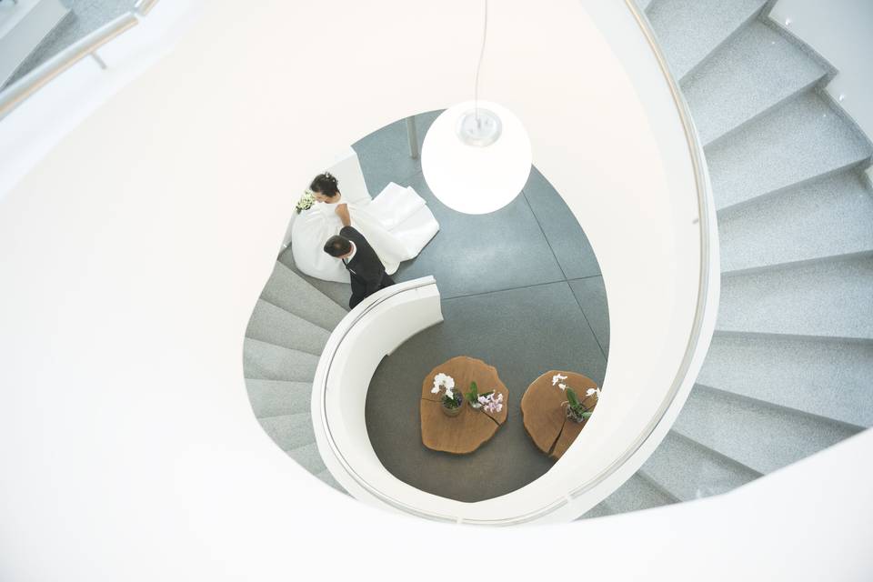 Noivos a subir a escada