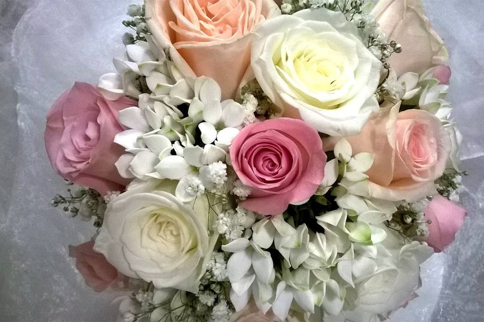 Bouquet rosas e bouvardia