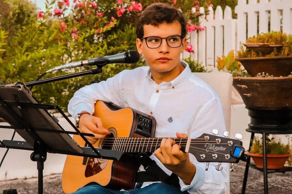 João pedro (guitarra e voz)