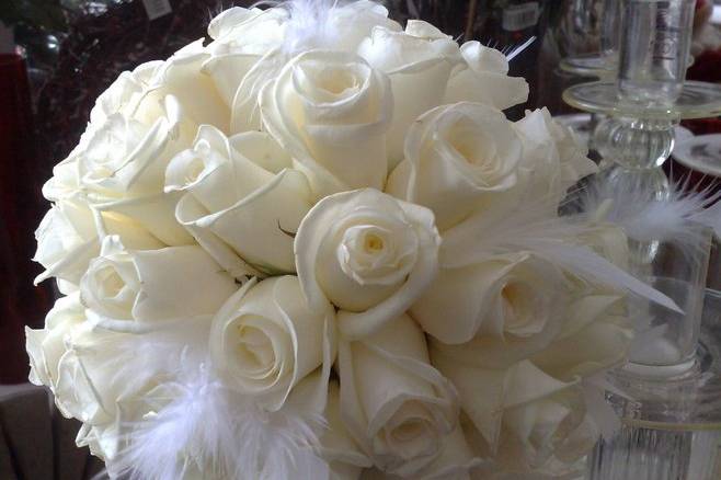 Bouquet de noiva de rosas brancas
