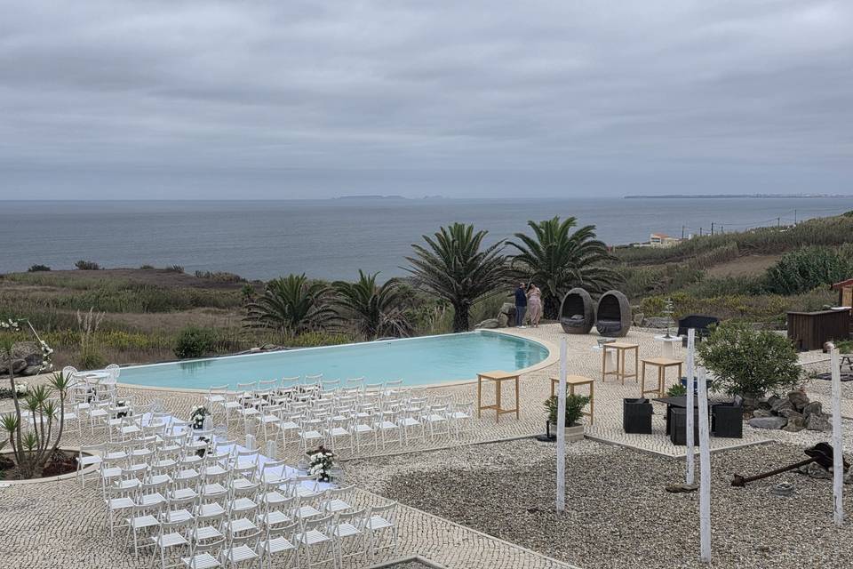 Casar junto da piscina e mar