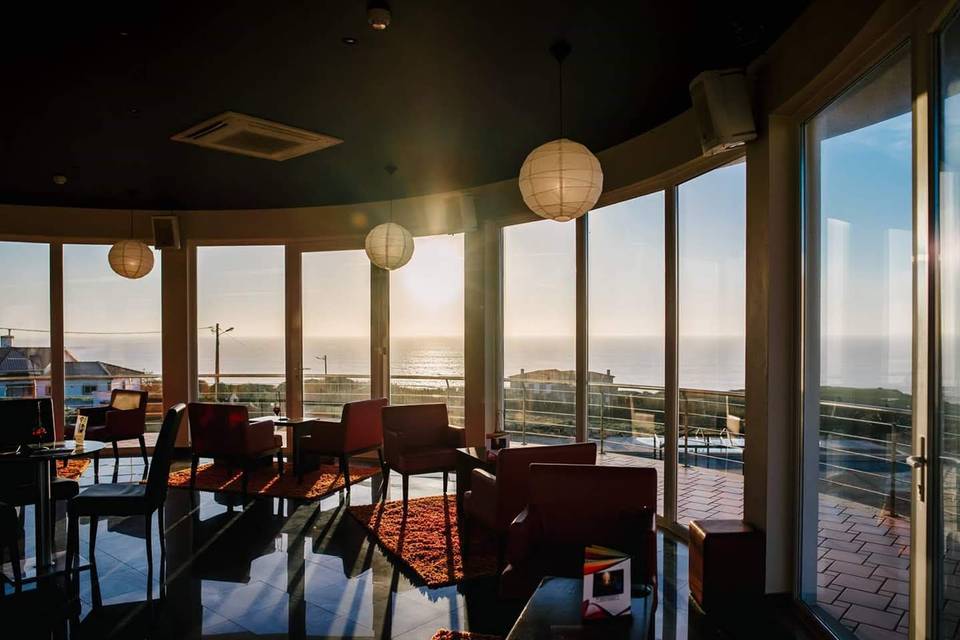 Sala panorâmica sobre o oceano