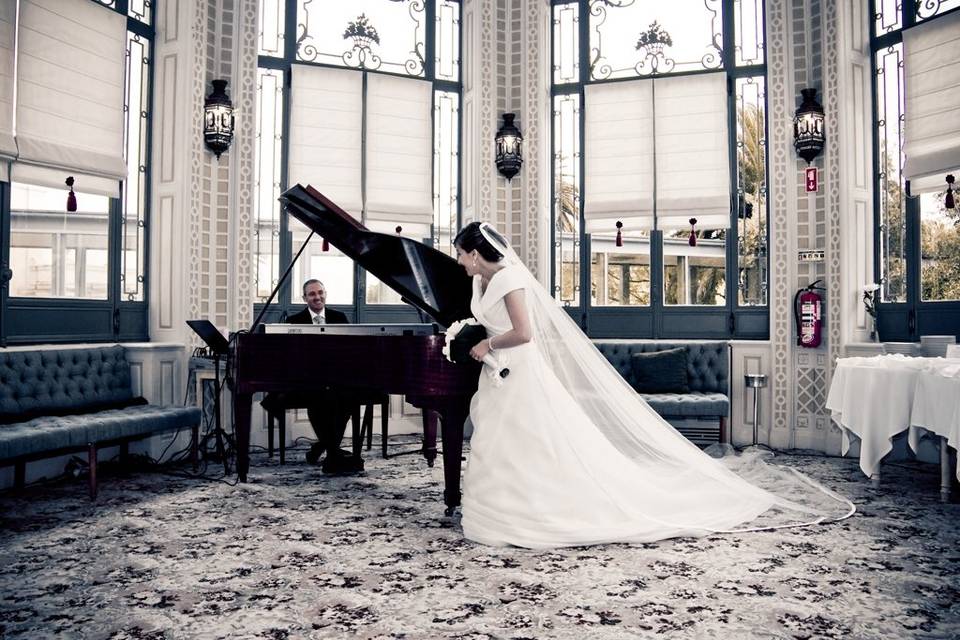 Noivo ao piano