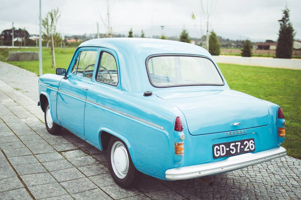 Ford anglia deluxe 1957