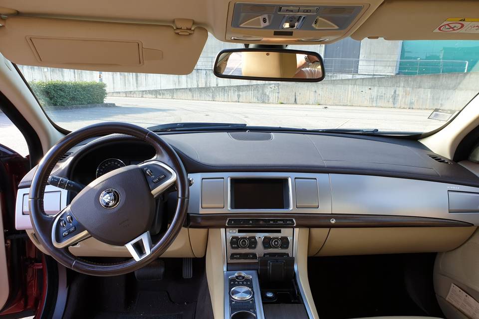 Jaguar interior frontal