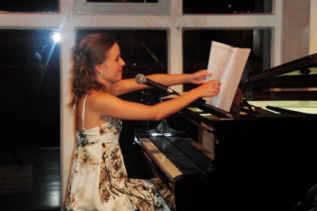 Ana Margarida (voz+piano)