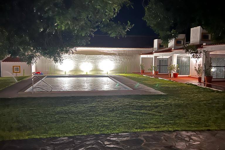 Zona piscina iluminada