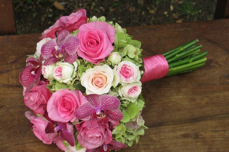 Bouquet rosas e phalaenopsis