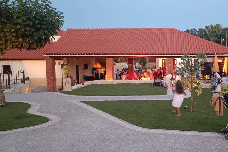 Telheiro e jardim
