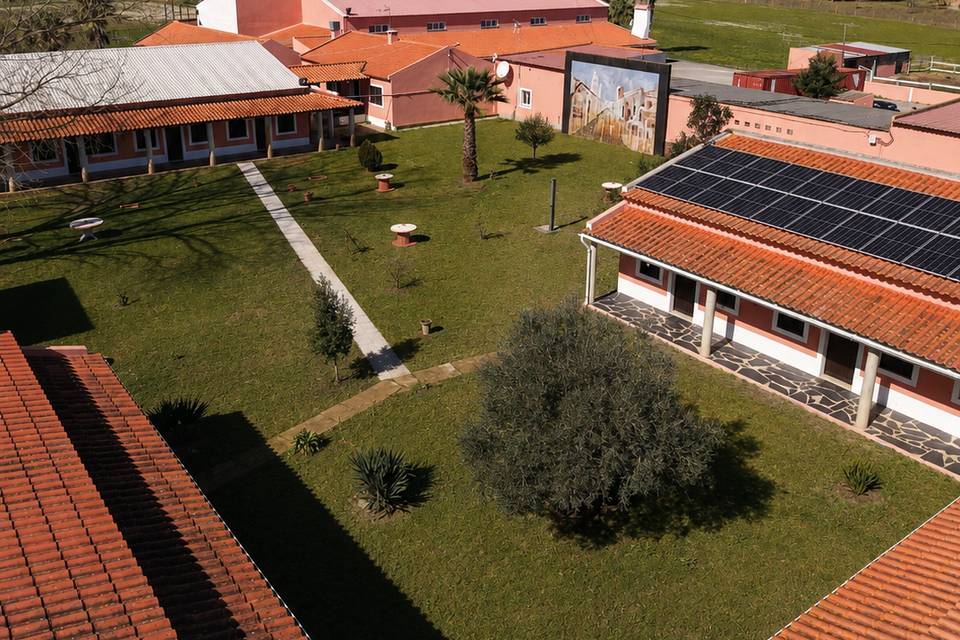 Outdoor Venue + Quartos