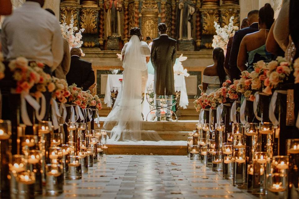 Amor que floresce no altar