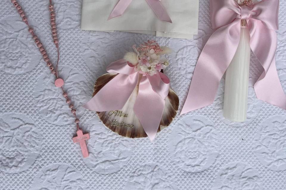 Concha e vela com flores secas