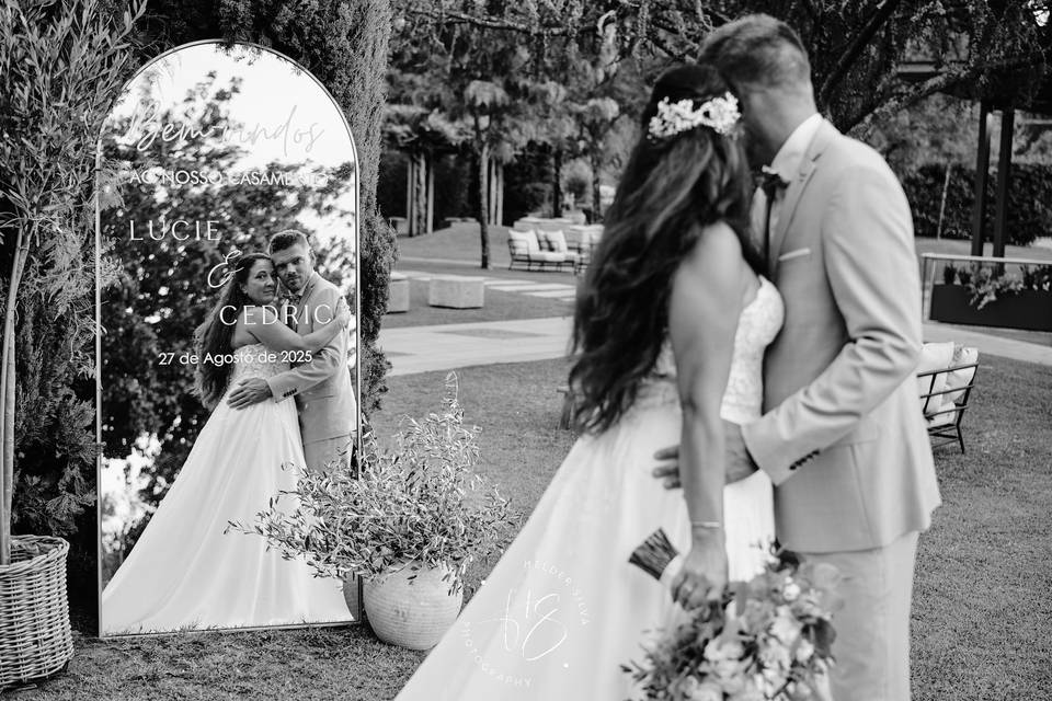 Noivos a olhar para espelho