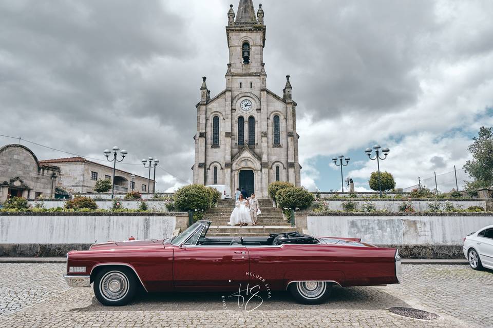 Noivos em frente a Igreja