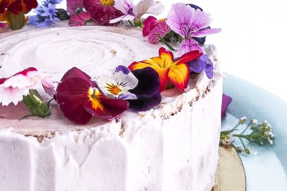 Bolo de flores comestíveis