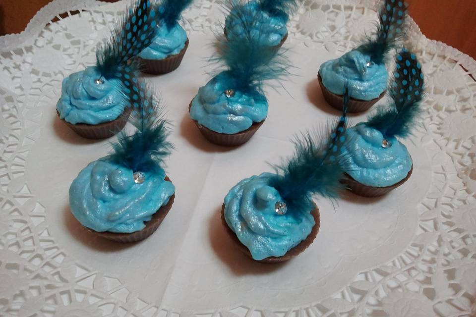 Cupcakes com strass e plumas