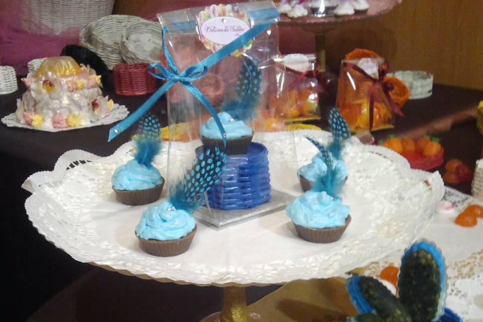 Cupcakes com strass e plumas