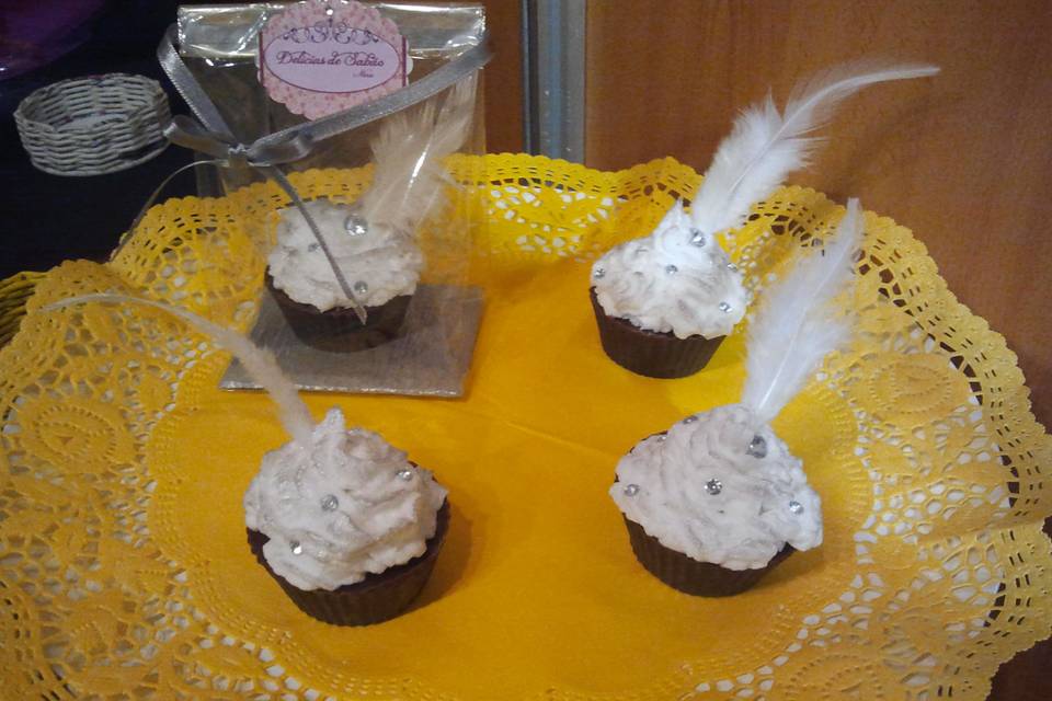 Cupcakes com strass e plumas