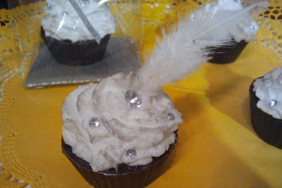 Cupcakes com strass e plumas