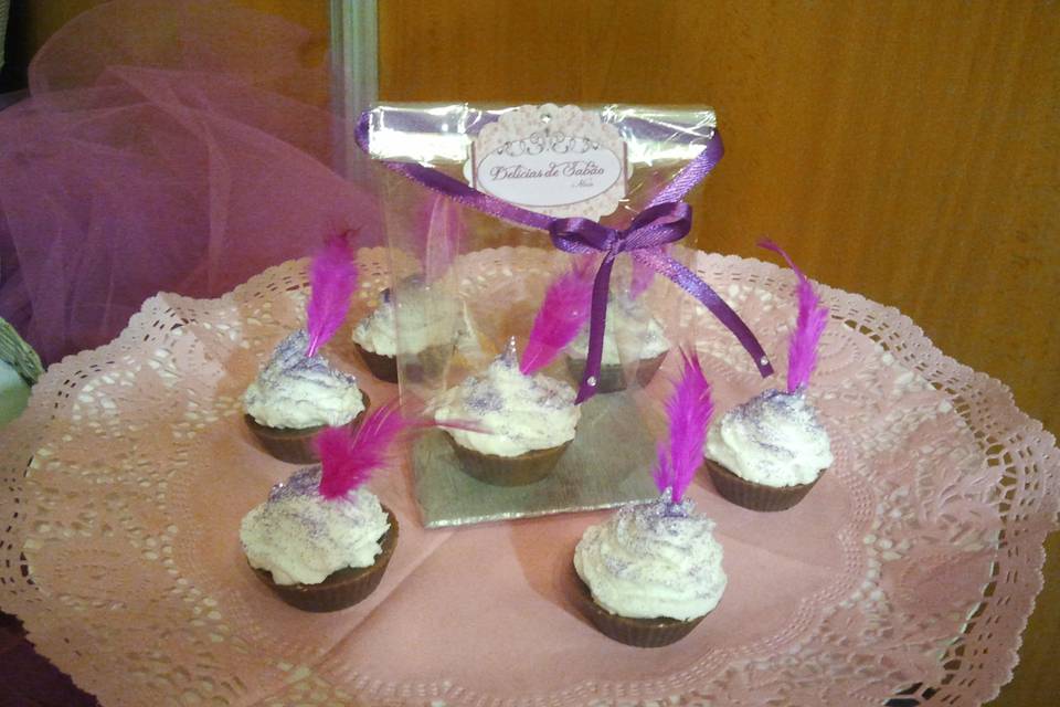 Cupcakes com strass e plumas