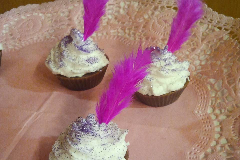 Cupcakes com strass e plumas