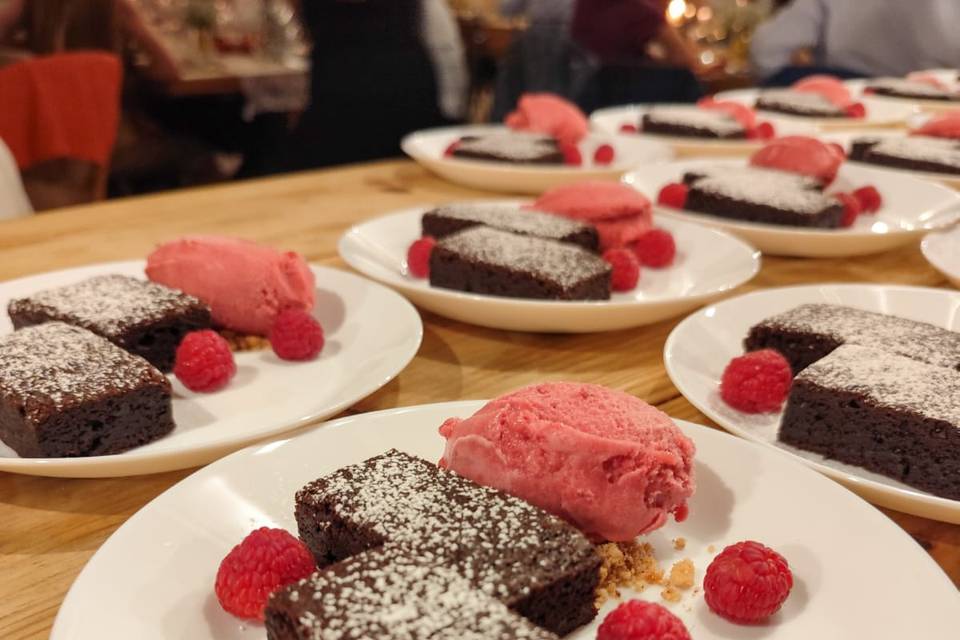 Brownie, framboesa, gelado