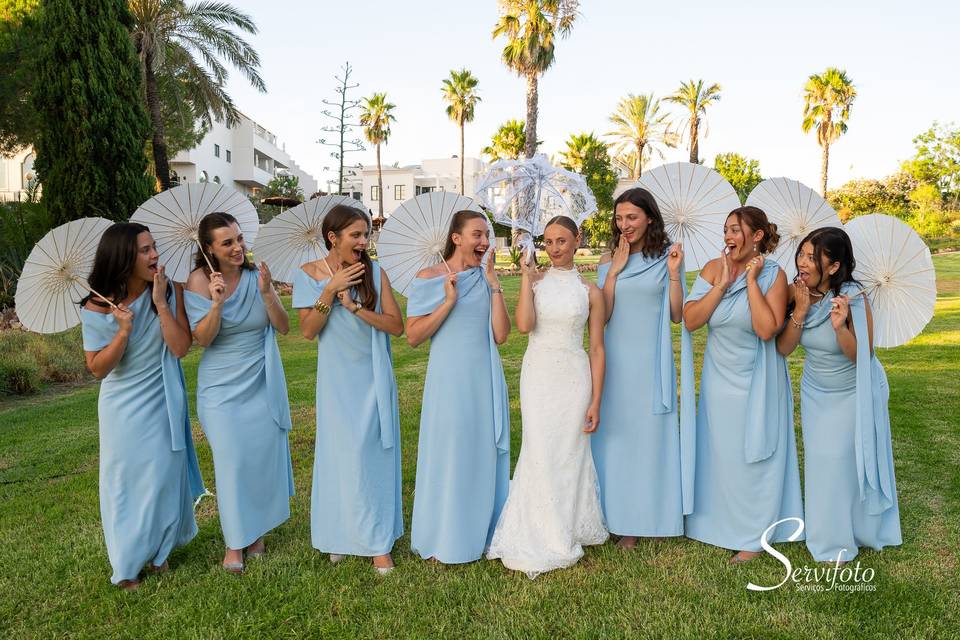 Noiva e meninas
