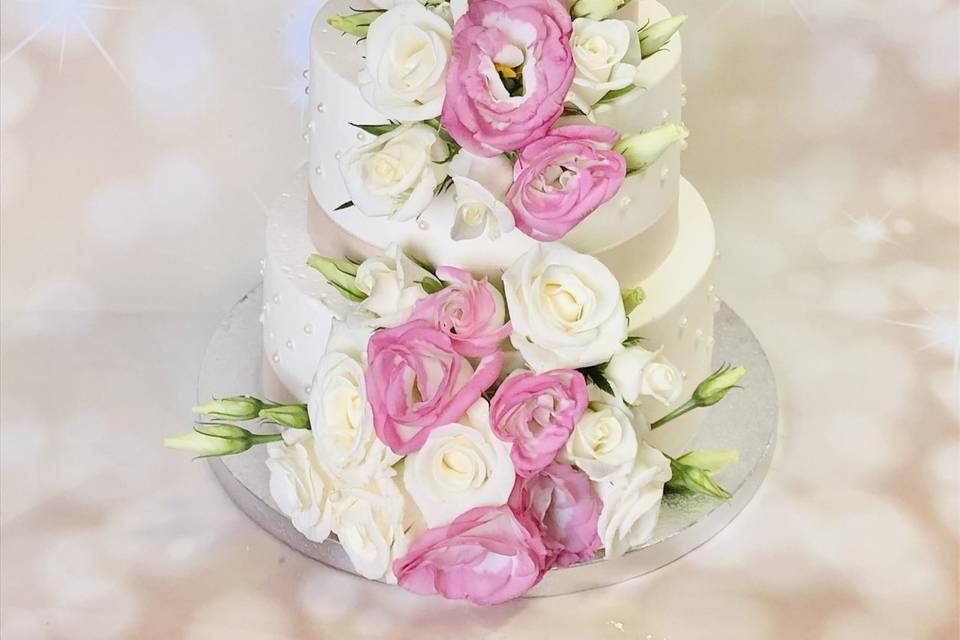 Romantic wedding cake