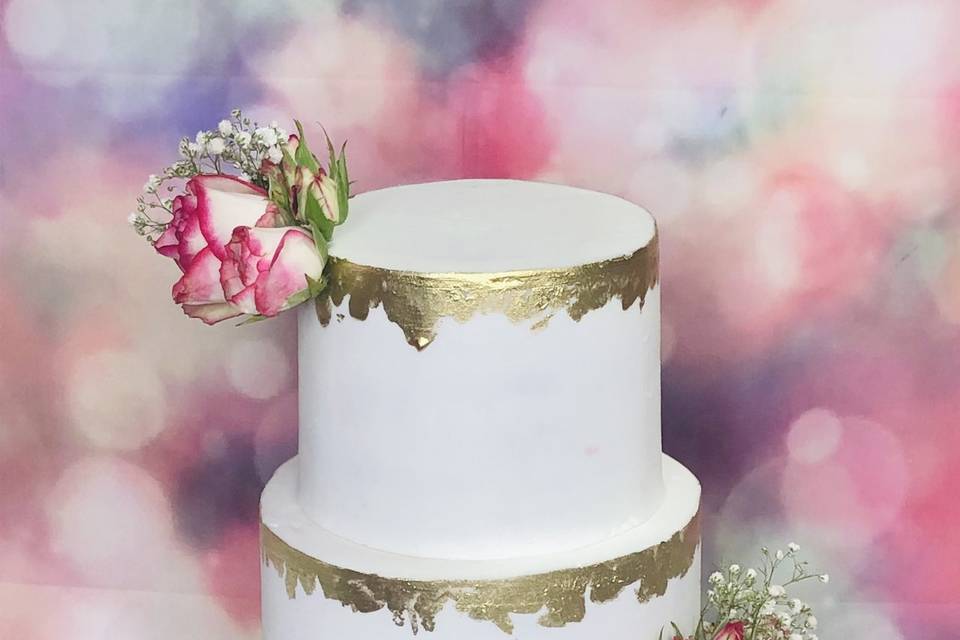 Pink roses on gold cake