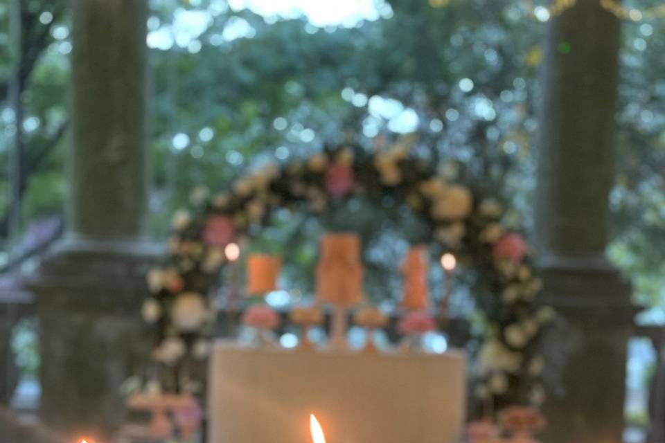 Arco de flores e velas