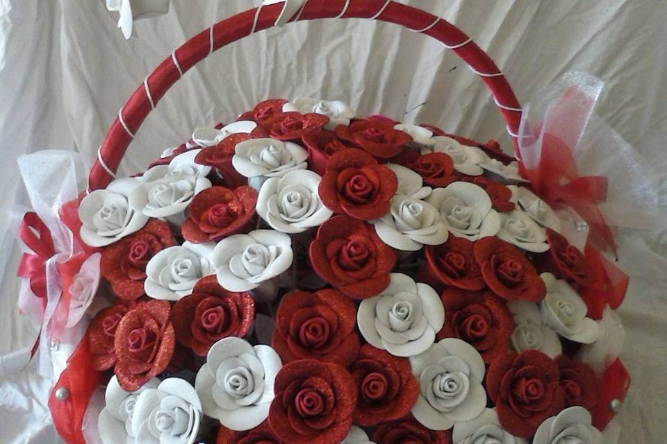 Cesto de flores vermelho e branco
