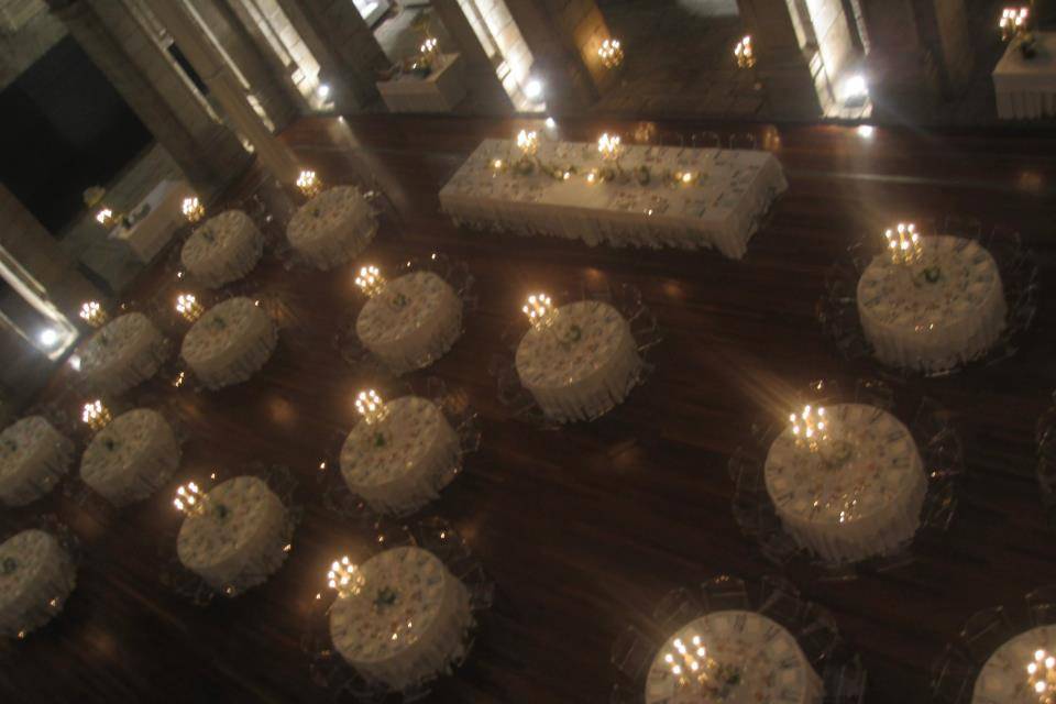 Mesas com candelabros
