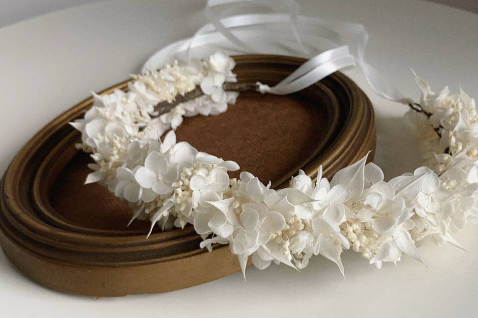 Coroa de flores secas e preser