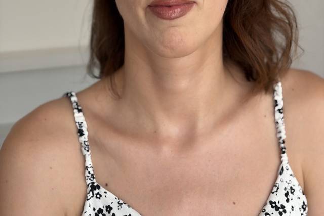 Look elegante com toque de cor