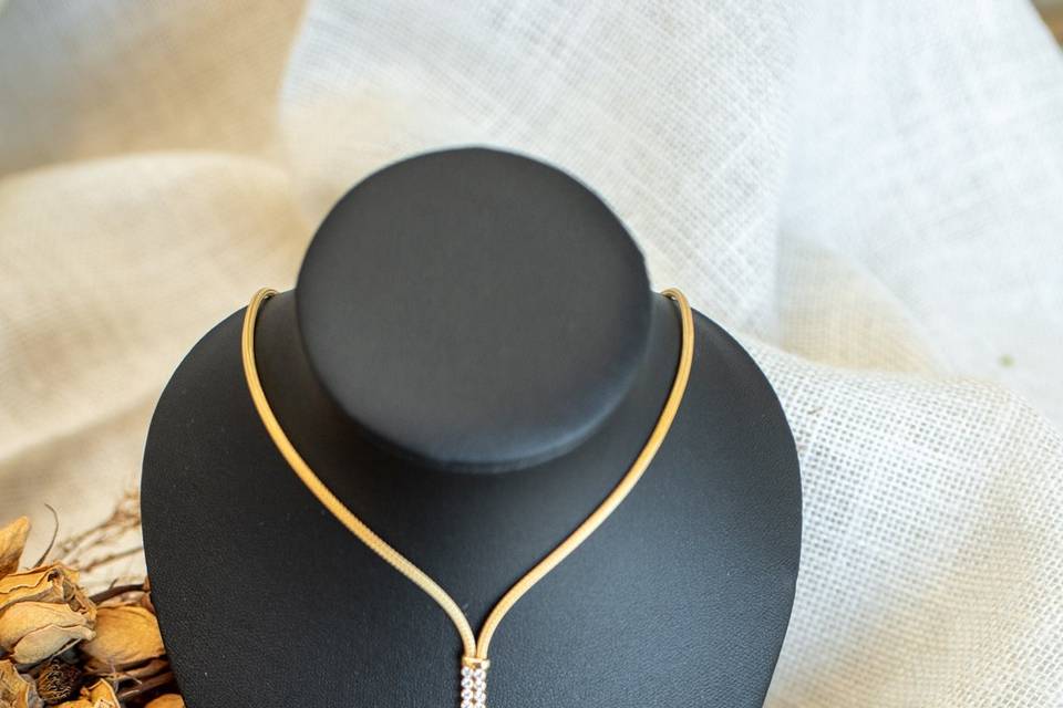 expositor preto colar ouro