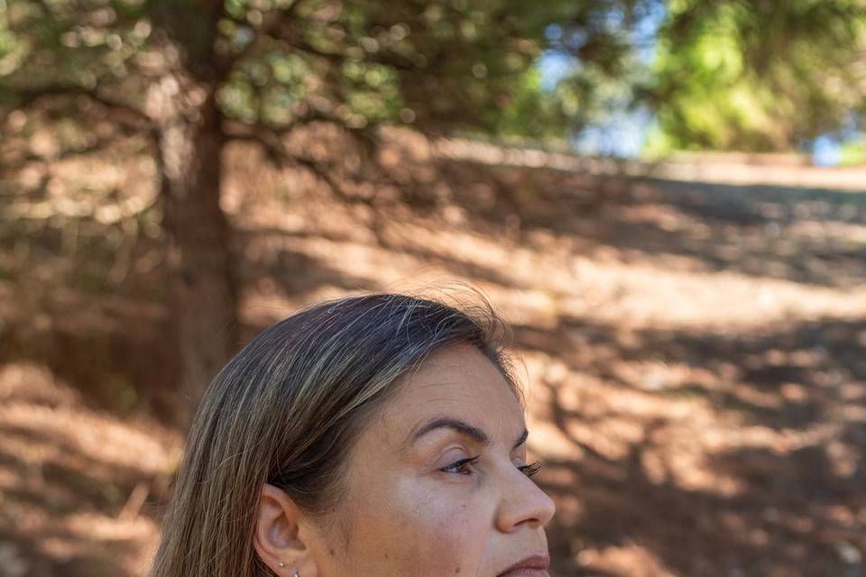 modelo olhando para cima colar