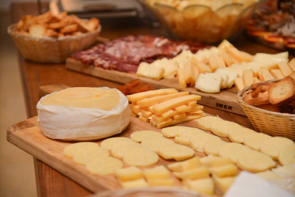 Mesa de queijos e enchidos