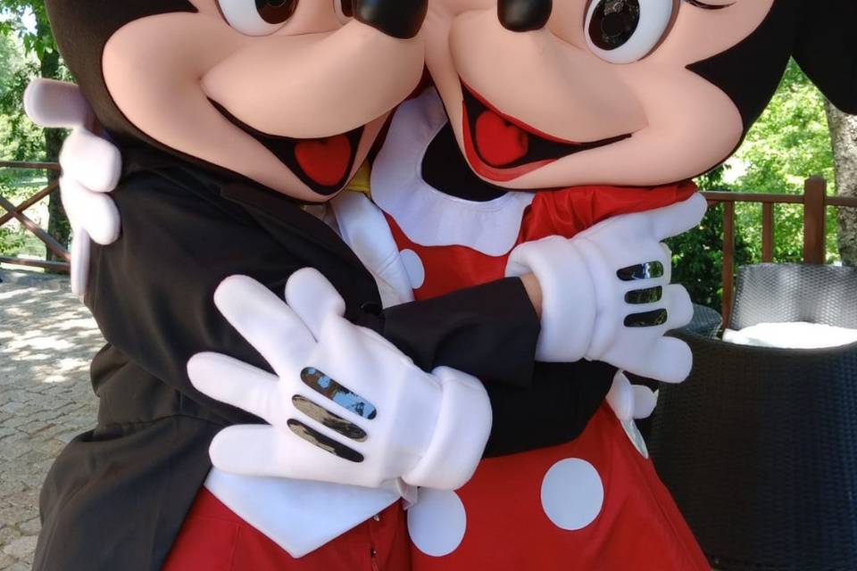 Novas mascotes Mickey e Minnie