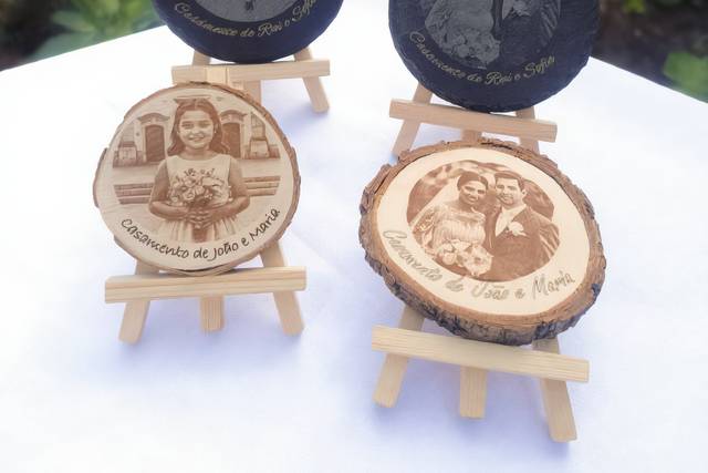 Madeira natural ou pedra grava