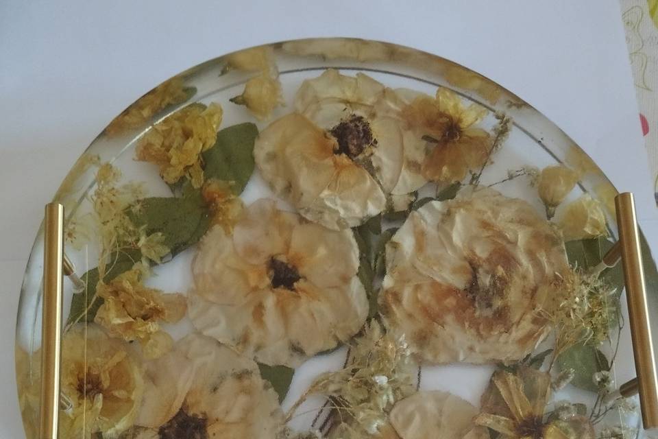 Bandeja circular em resina.