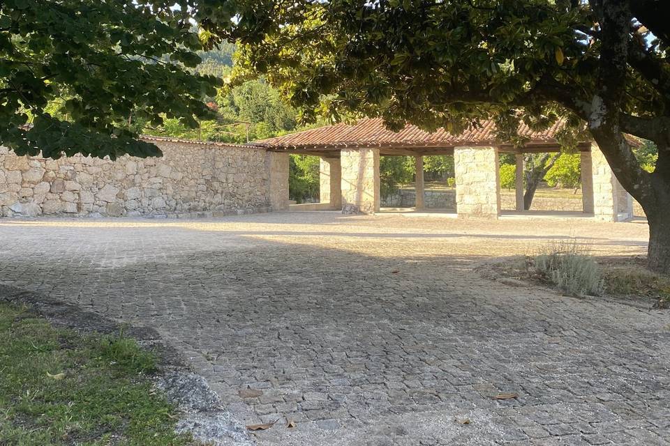 Coberto e jardins