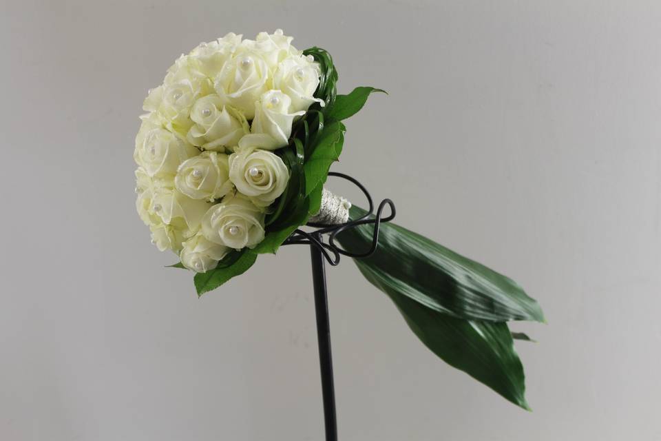 Bouquet de noiva rosas blancas