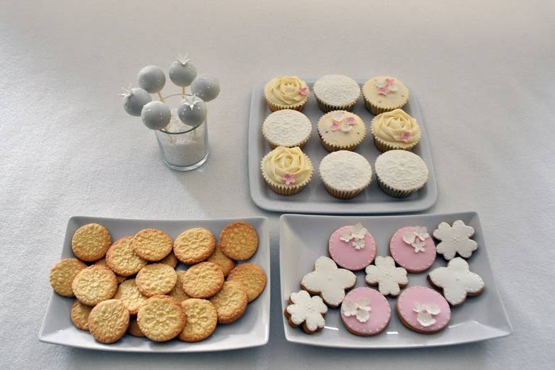 Bolachas, cupcakes e cakepops.